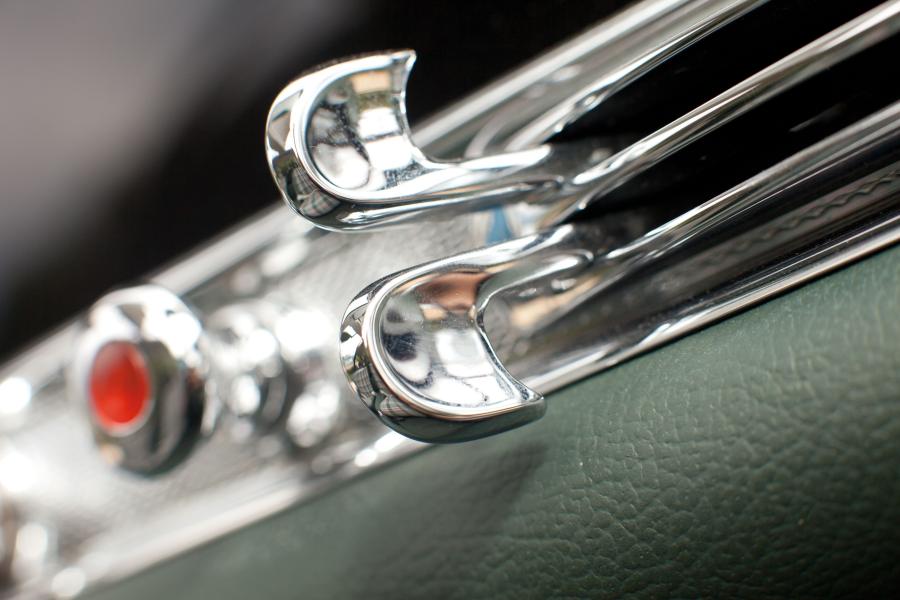 Детали экстерьера Mercedes-Benz 300 SL Gullwing Coupe 1955 года  (фото 33 из 54)